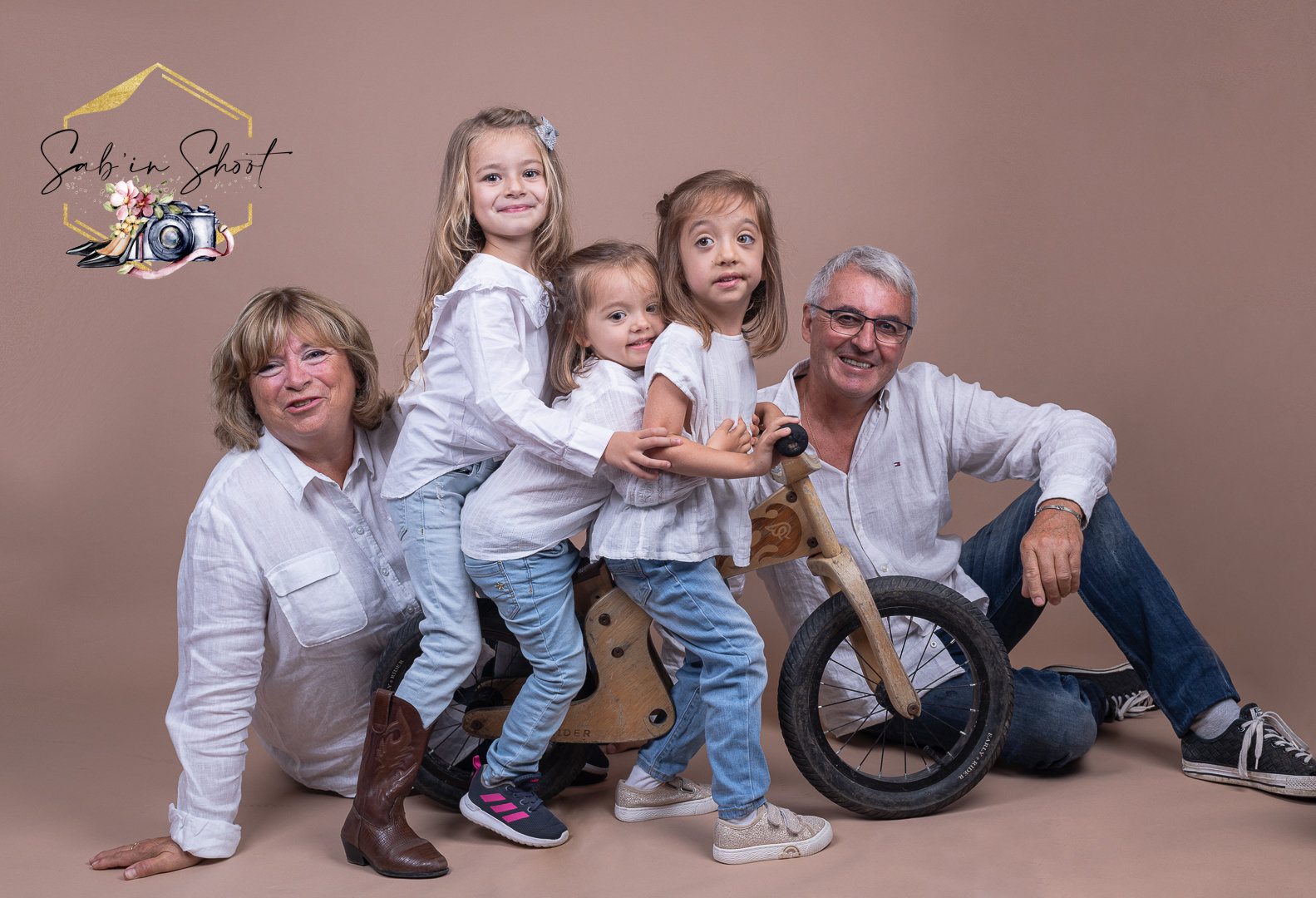 Portrait de famille réalisé au studio Sab’in Shoot à Feucherolles