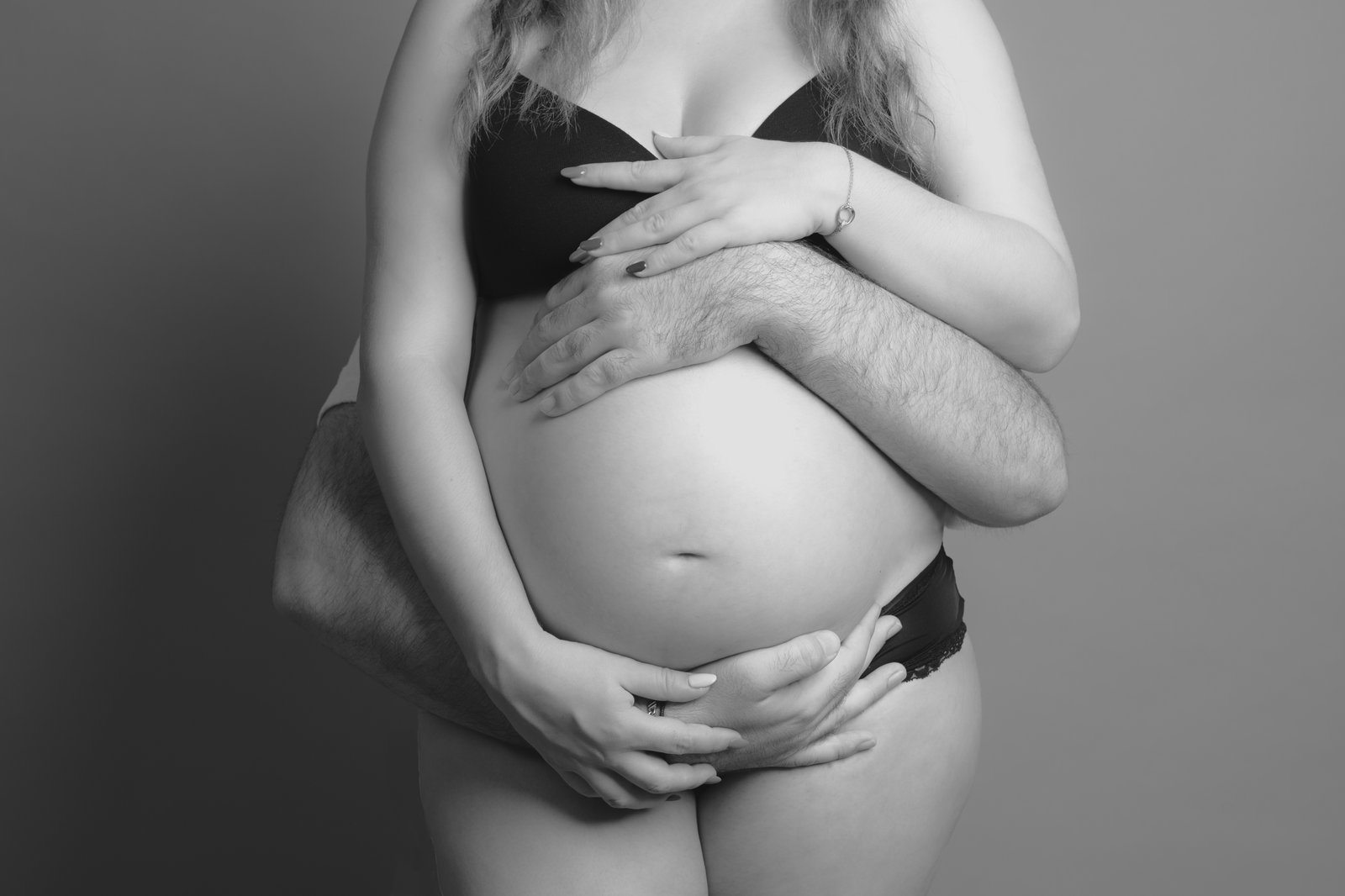 Photographie de grossesse en noir et blanc par Sab’in Shoot