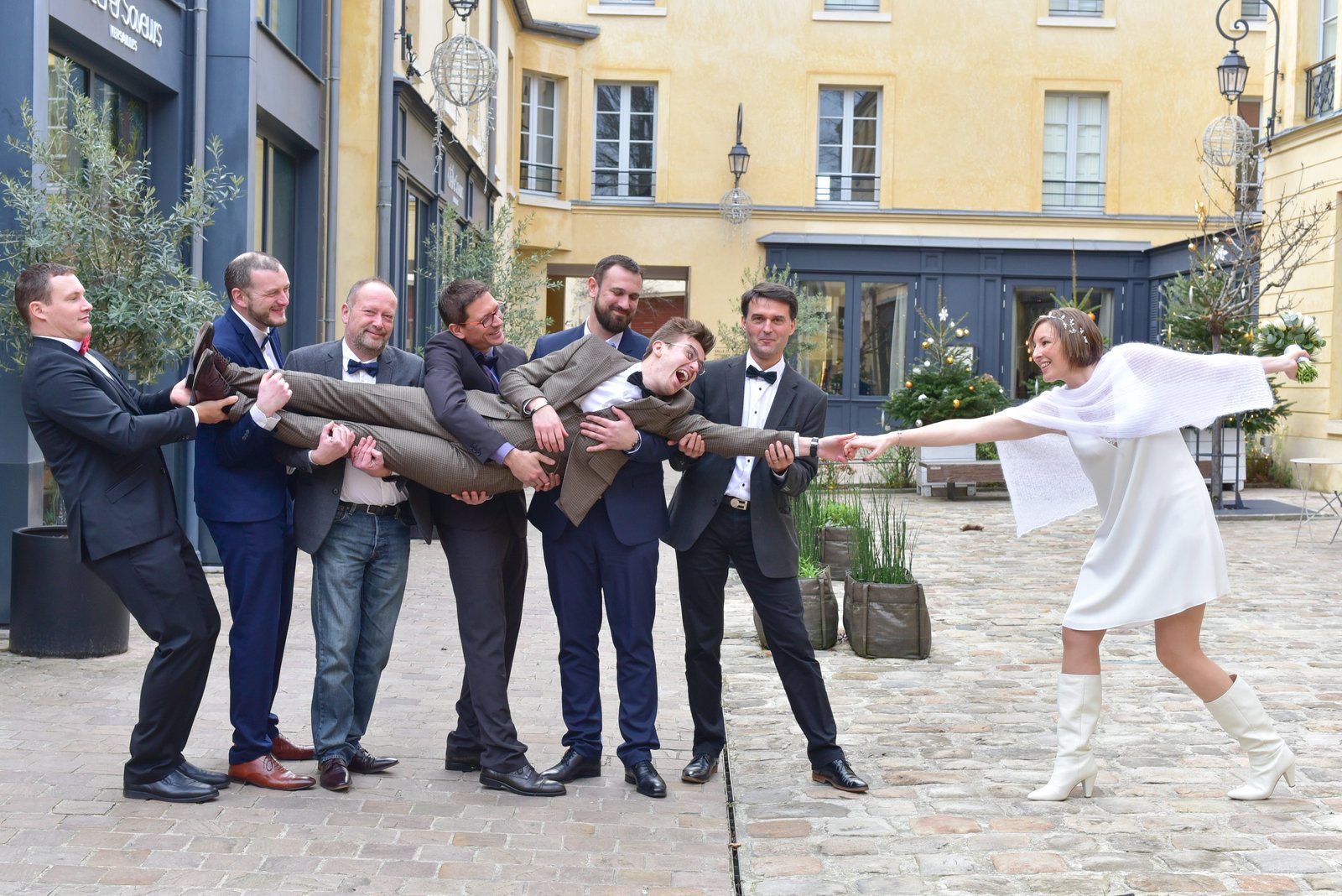 Mariés et invités lors d’un reportage de mariage par Sab’in Shoot