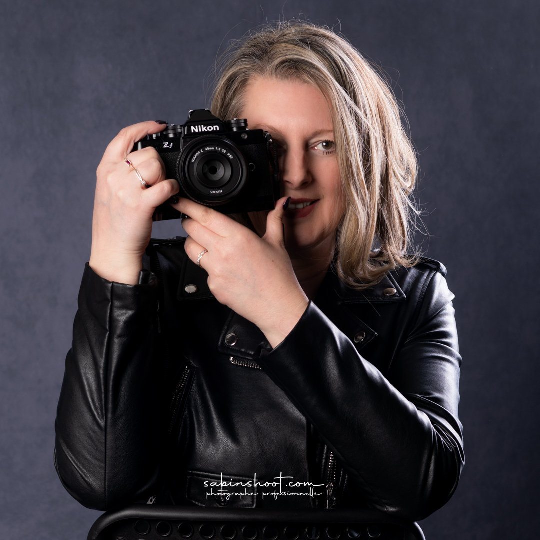 Sabine, photographe à Feucherolles, avec son appareil photo